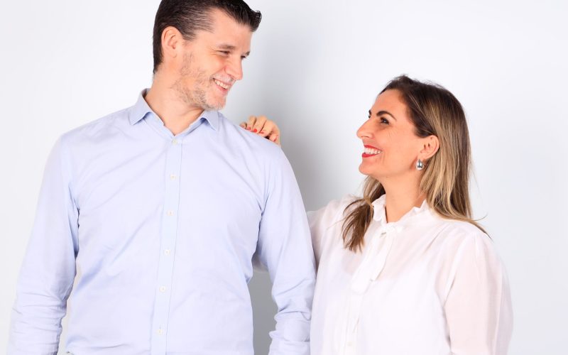 Photo couple regard l’un l’autre
